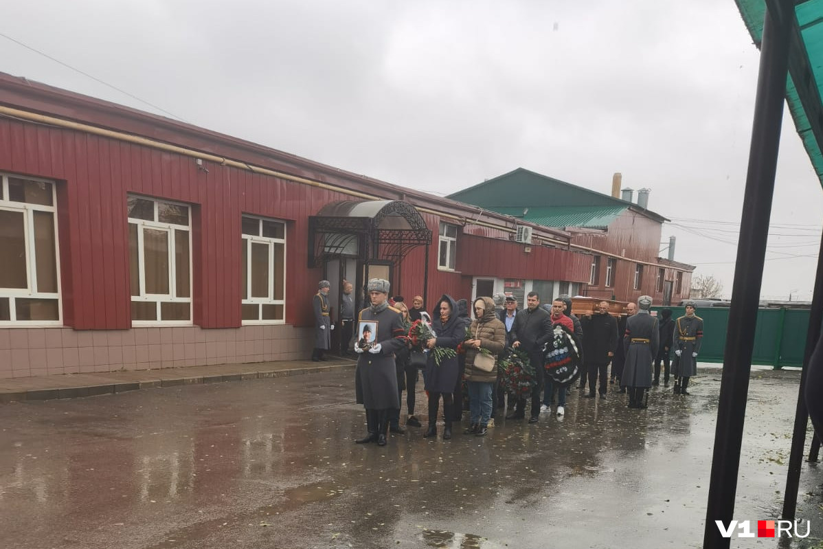 Десятки человек пришли проститься с Александром Десятки человек пришли проститься с Александром