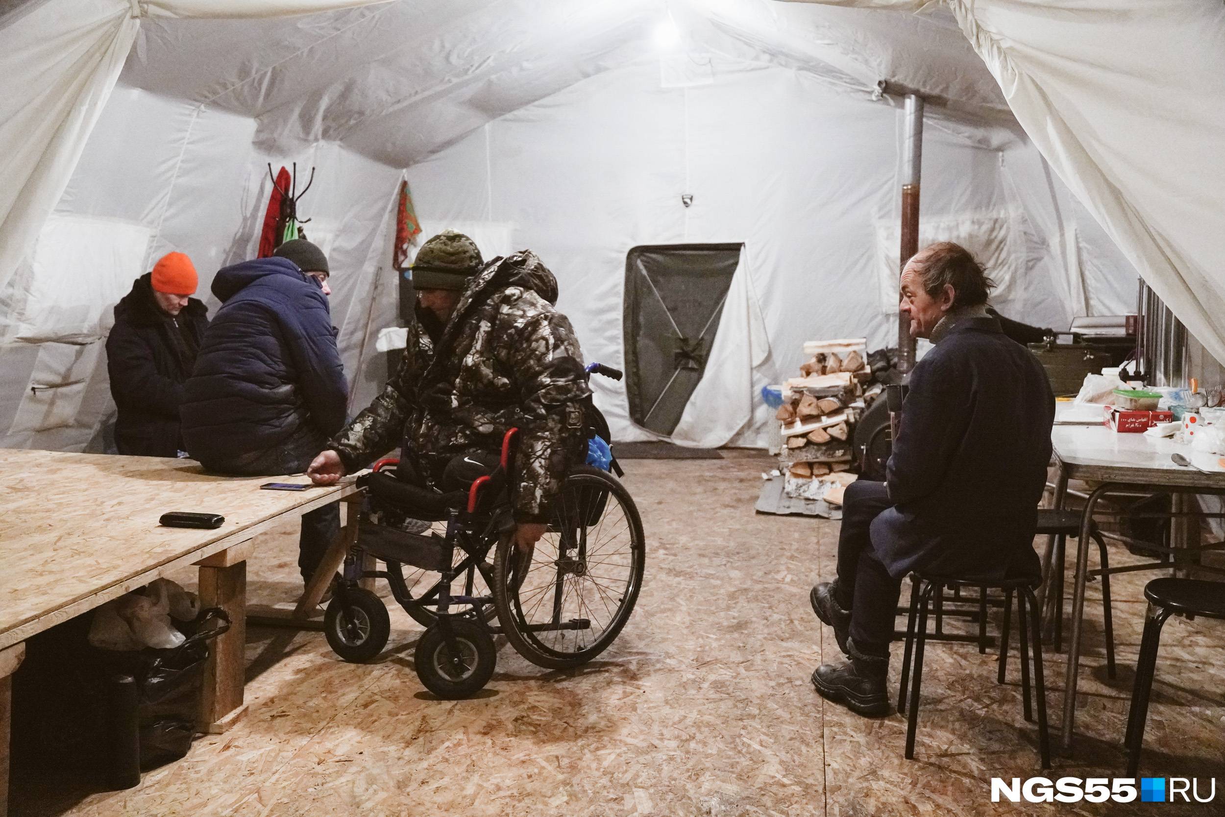 «Я людям вообще не верю»: как обогревают бездомных в палатке на краю Омска