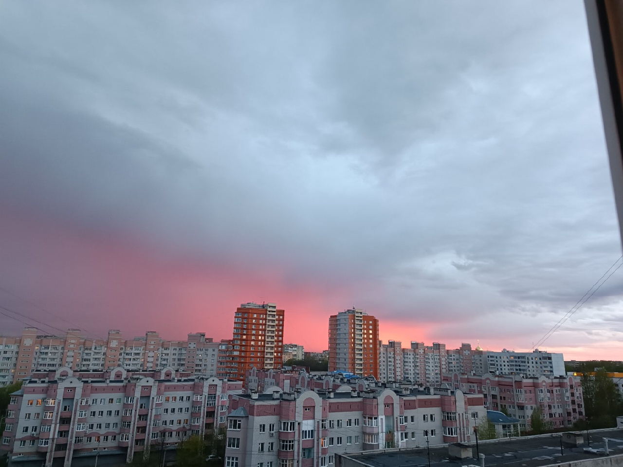 Розов вечер. Закат в городе. Небо. Вечер закат город. Розовый закат в России.