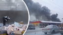 В Красноярске на вещевом рынке возле КрасТЭЦ горит склад мягких игрушек