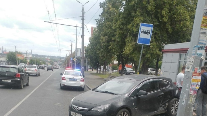 Opel вылетел на остановку на Комсомольском проспекте. Есть пострадавшие