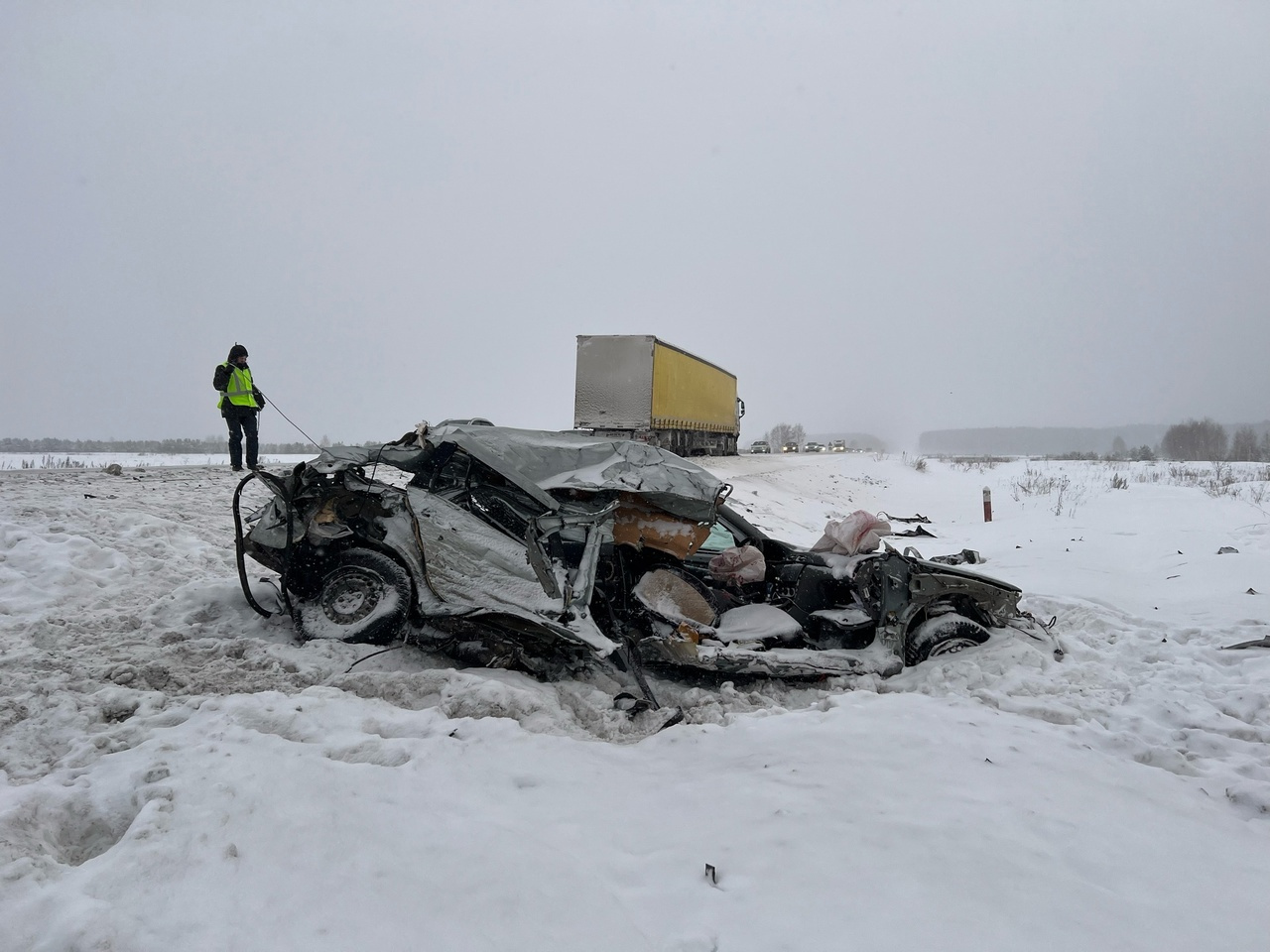 Ехавший в Новосибирск грузовик «раздавил» иномарку на трассе — в ДТП погибла женщина