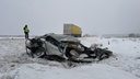 Ехавший в Новосибирск грузовик раздавил иномарку на трассе — в ДТП погибла женщина