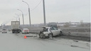 На Бугринском мосту Nissan столкнулся с грузовиком — легковушка оказалась наполовину смята