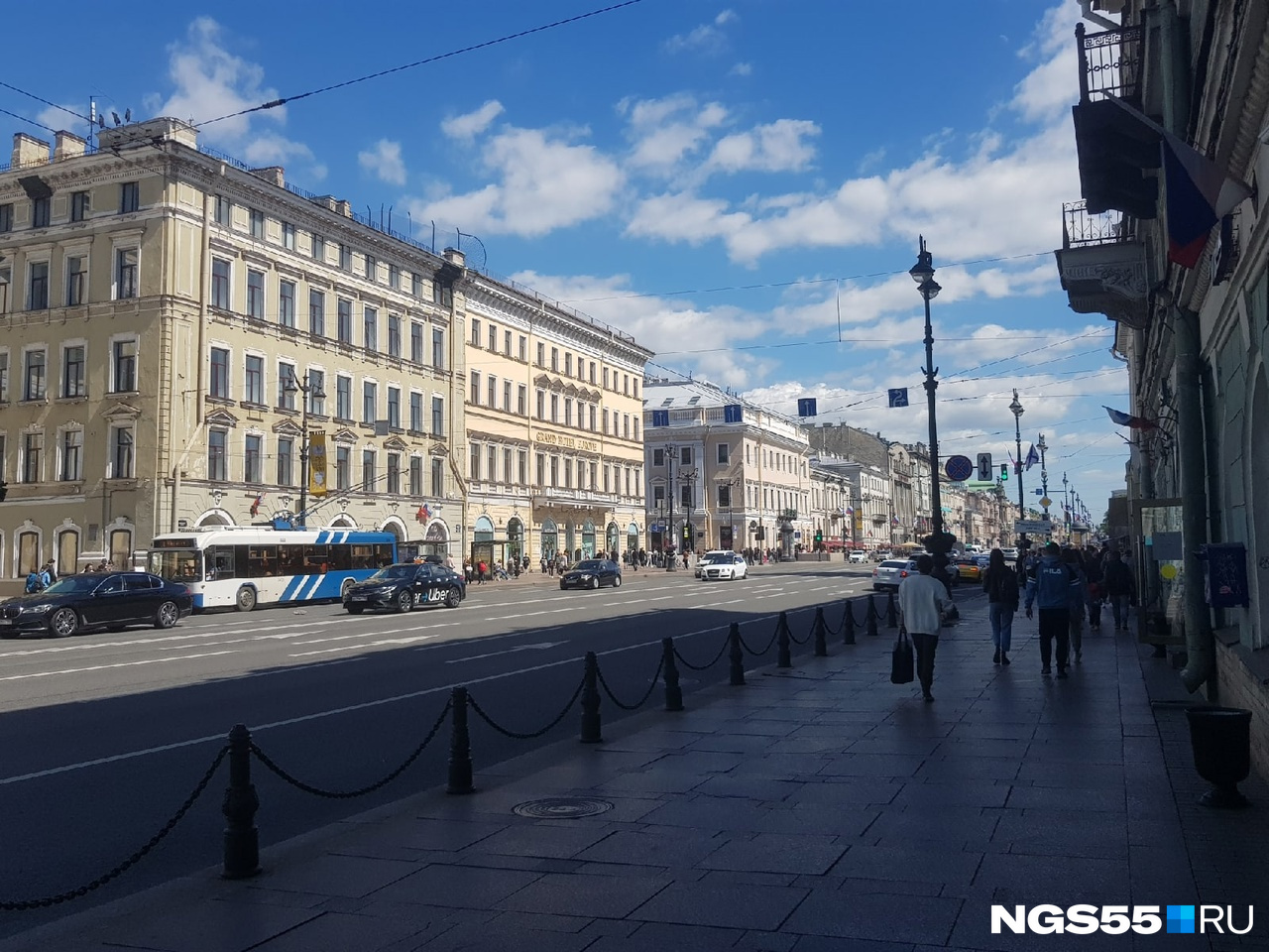 На Невском проспекте людно в любое время суток На Невском проспекте людно в любое время суток