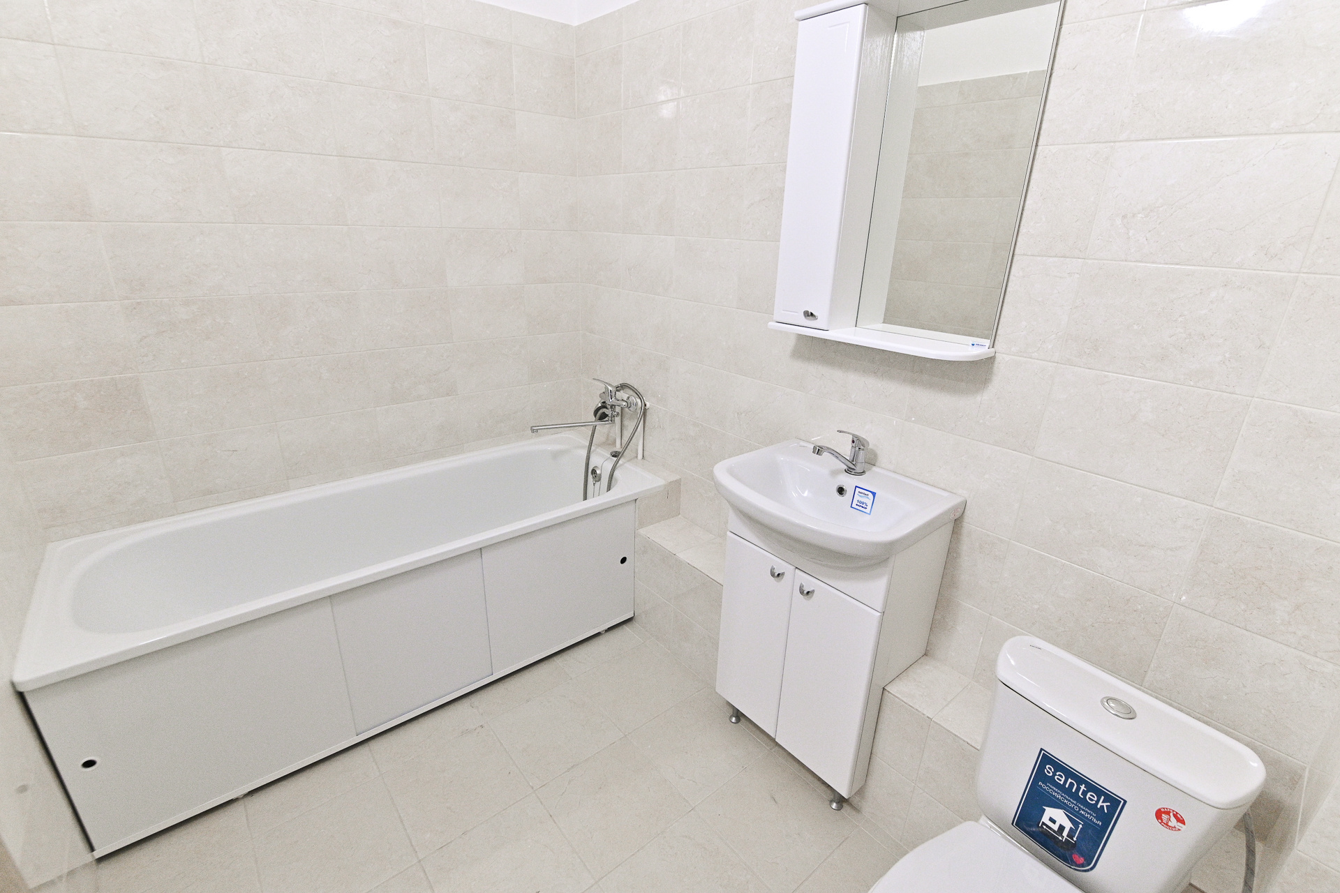 В квартире установлена даже вся необходимая сантехника и современная мебель для ванной — зеркало и тумба под раковиной