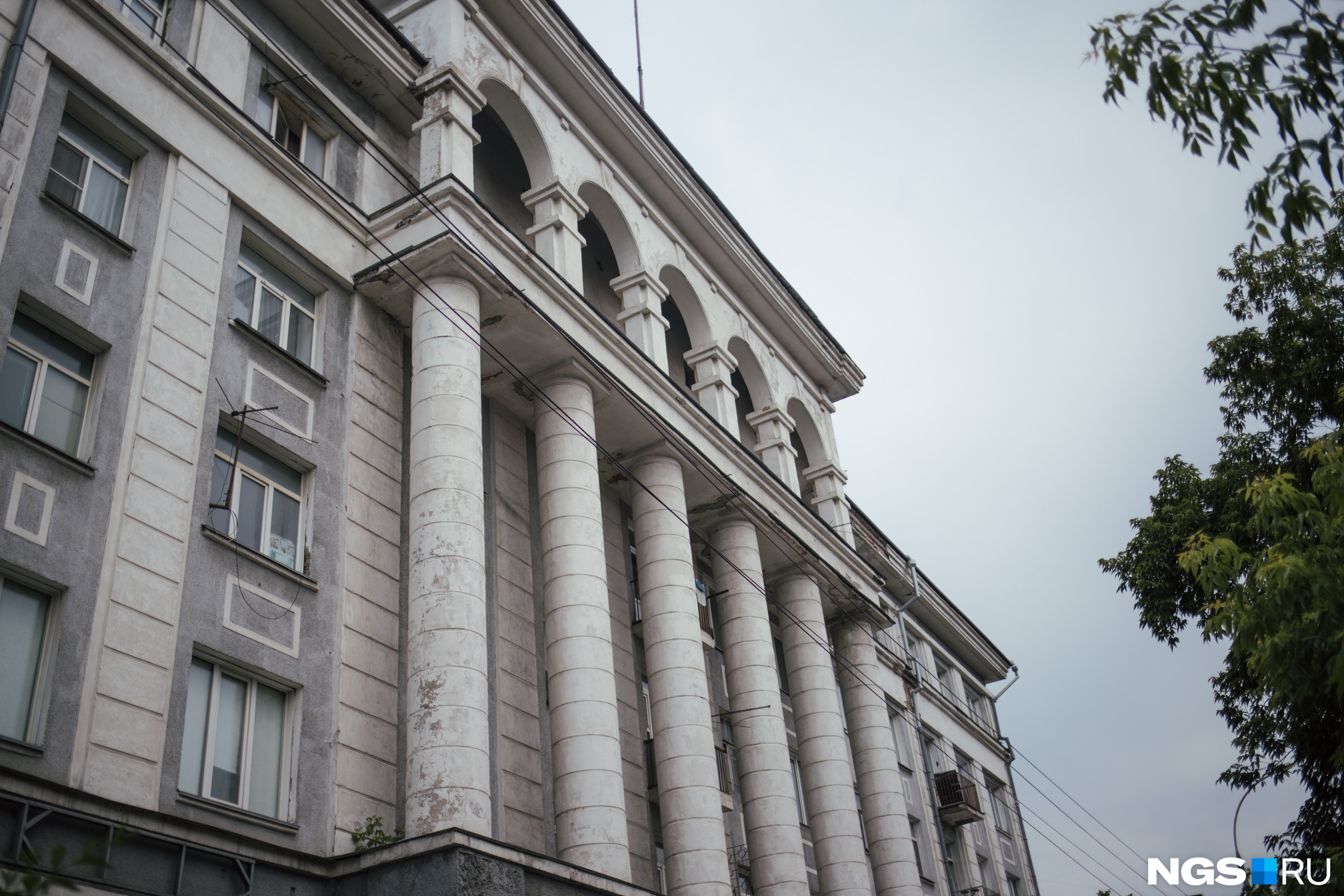 Когда-то иметь квартиру в этом памятнике эпохи, в доме с величественной колоннадой, считалось невероятно престижным Когда-то иметь квартиру в этом памятнике эпохи, в доме с величественной колоннадой, считалось невероятно престижным
