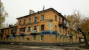 Потолок обвалился в одном из домов Калининского района — на месте работали спасатели МЧС