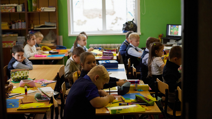 Учеников начальных классов закрывшейся школы Емельяново переселяют из церковной школы