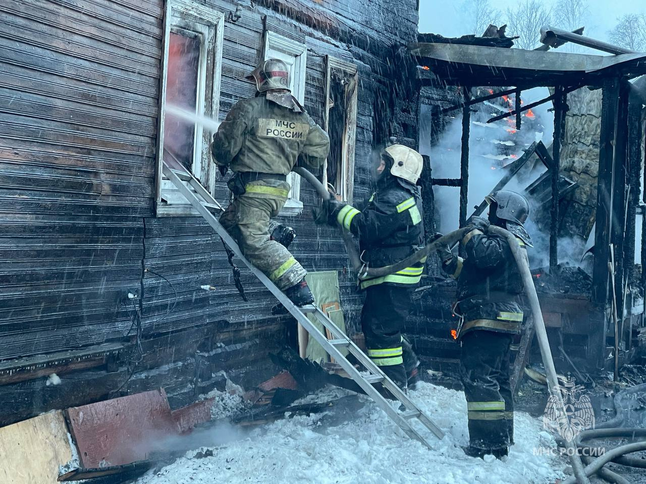 Огонь тушили 15 человек, было задействовано 5 пожарных машин