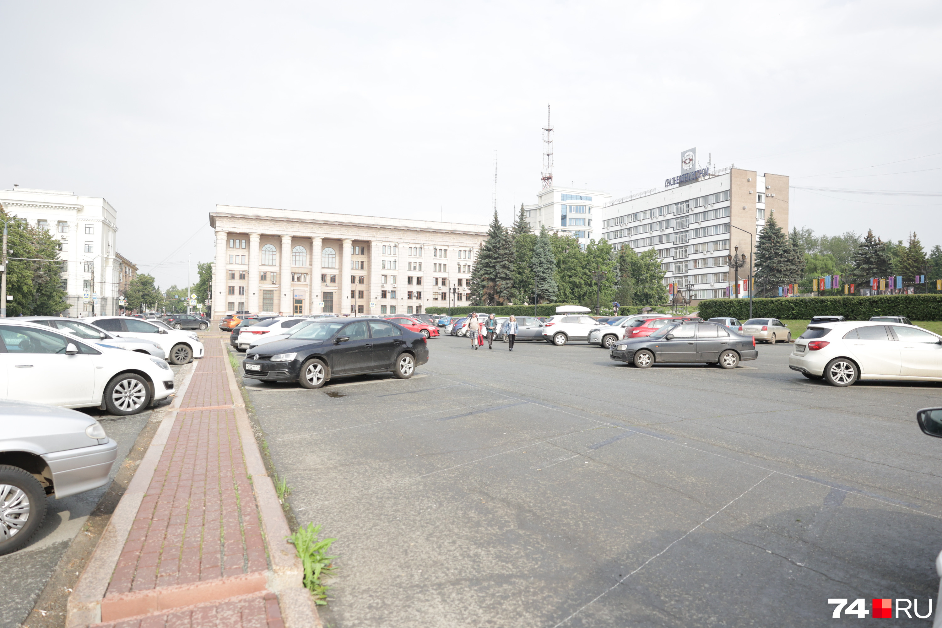 Театральная площадь тоже пока доступна для всех абсолютно бесплатно Театральная площадь тоже пока доступна для всех абсолютно бесплатно