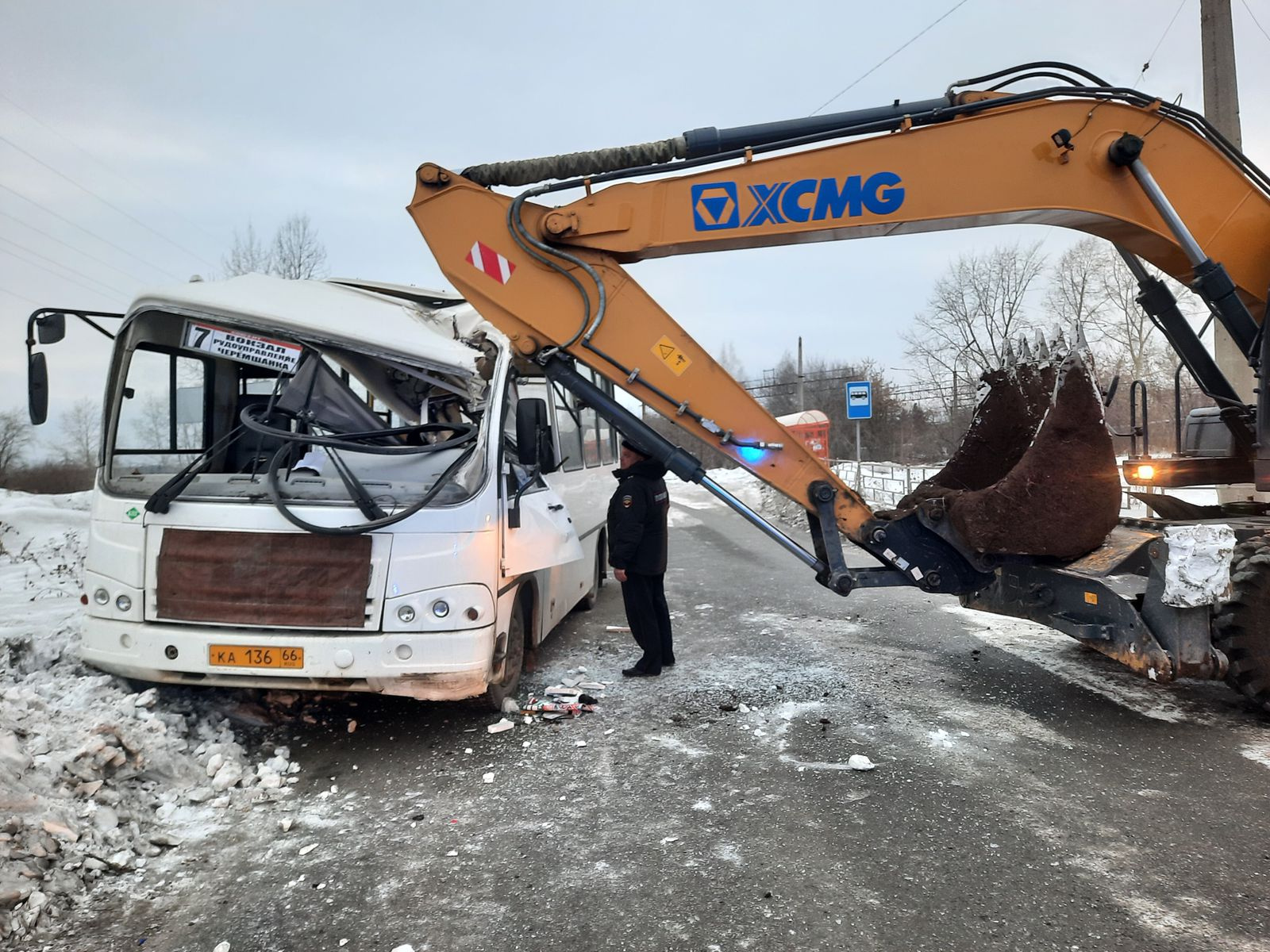 В Нижнем Тагиле экскаватор ковшом разбил автобус с пассажирами