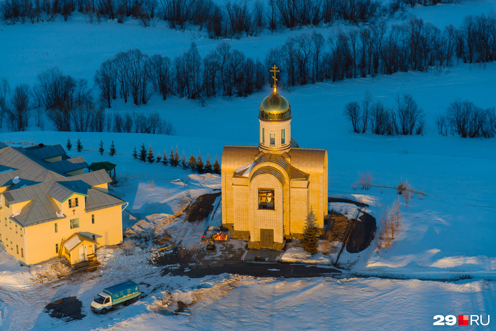 В лучах солнца — Свято-Иоанно-Богословский женский монастырь и церковь Иоанна Богослова