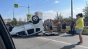 На Взлетке возле отеля Hillton в Красноярске опрокинулся автомобиль «Рено»