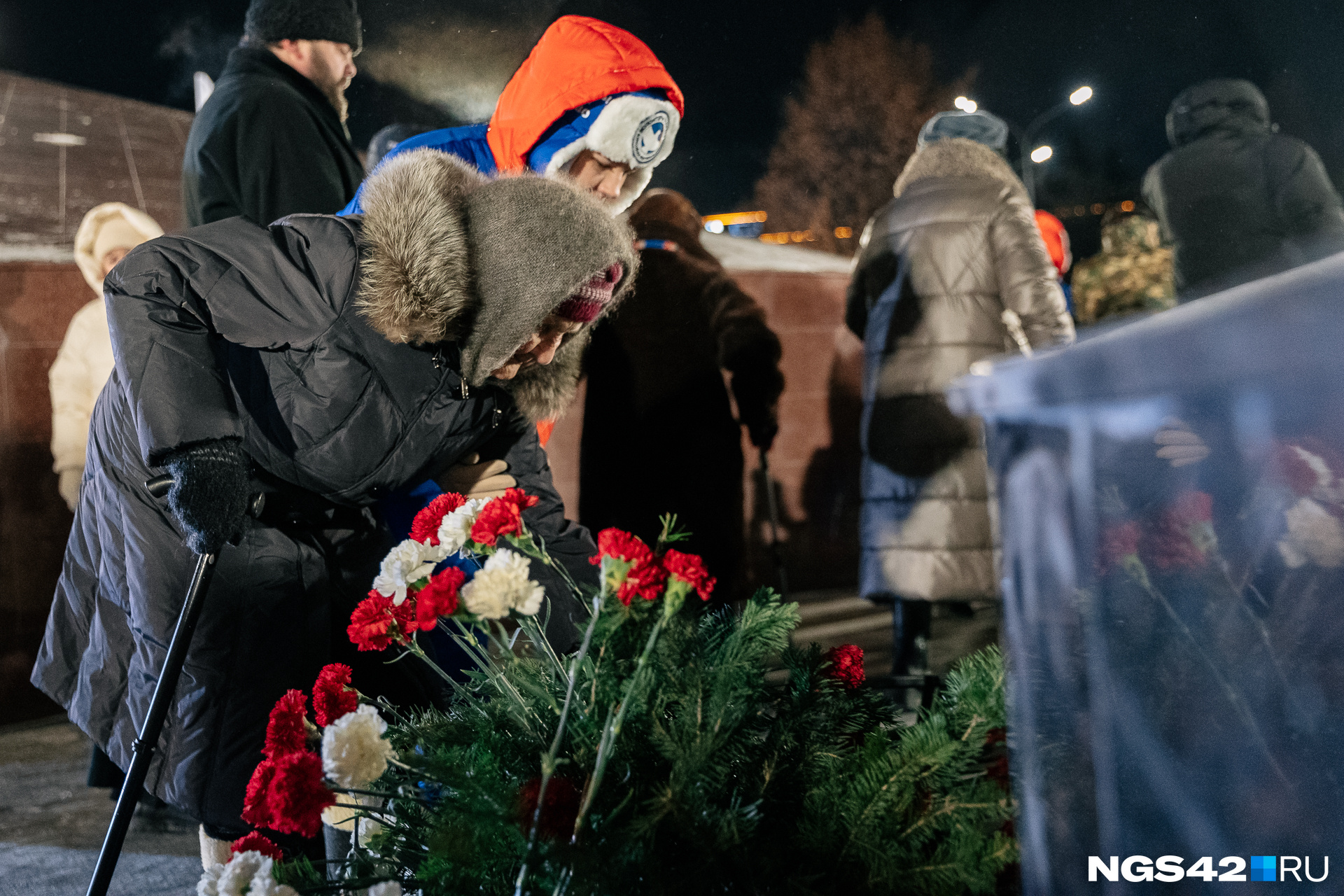 Цветы к памятнику трудовой доблести после церемонии возложили и фронтовики, в том числе в память о погибших товарищах Цветы к памятнику трудовой доблести после церемонии возложили и фронтовики, в том числе в память о погибших товарищах