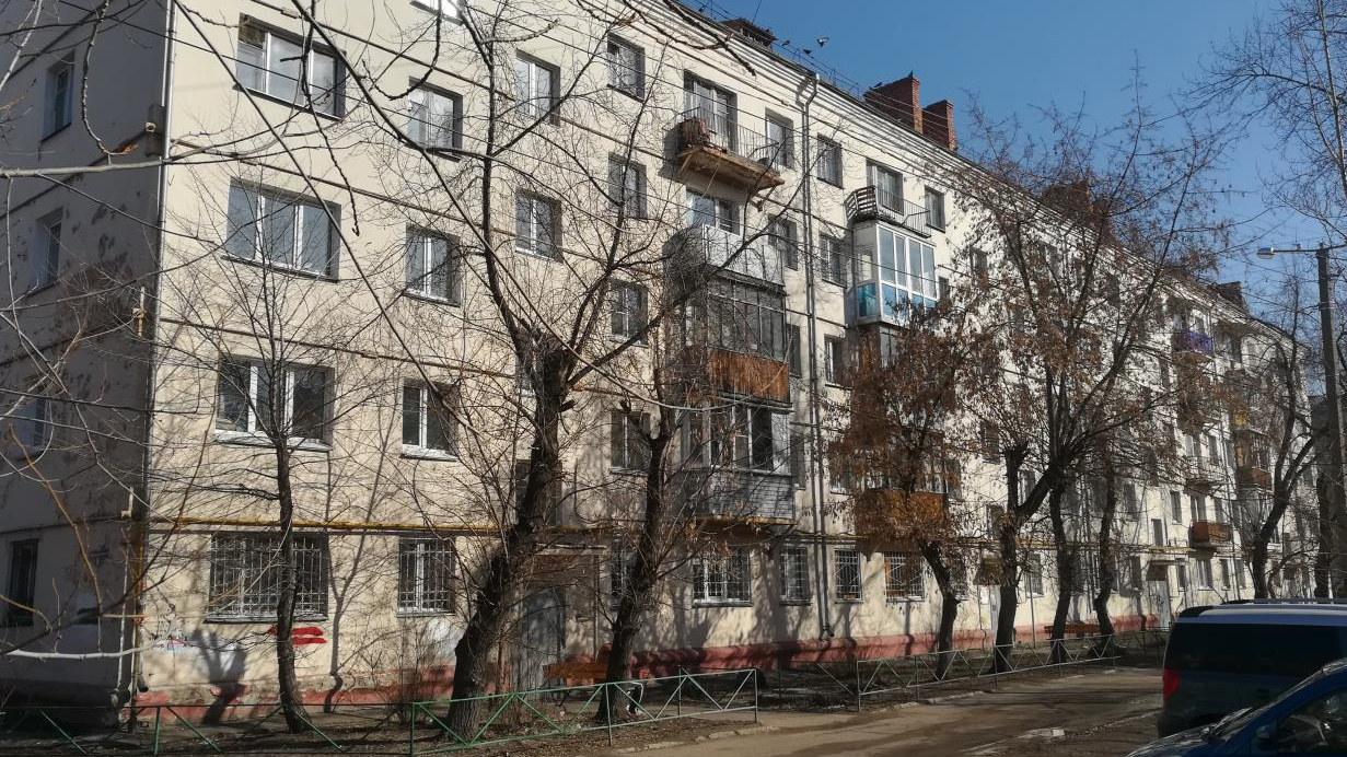 В Омске провалилась закупка на ремонт крыши дома рядом с бульваром Победы