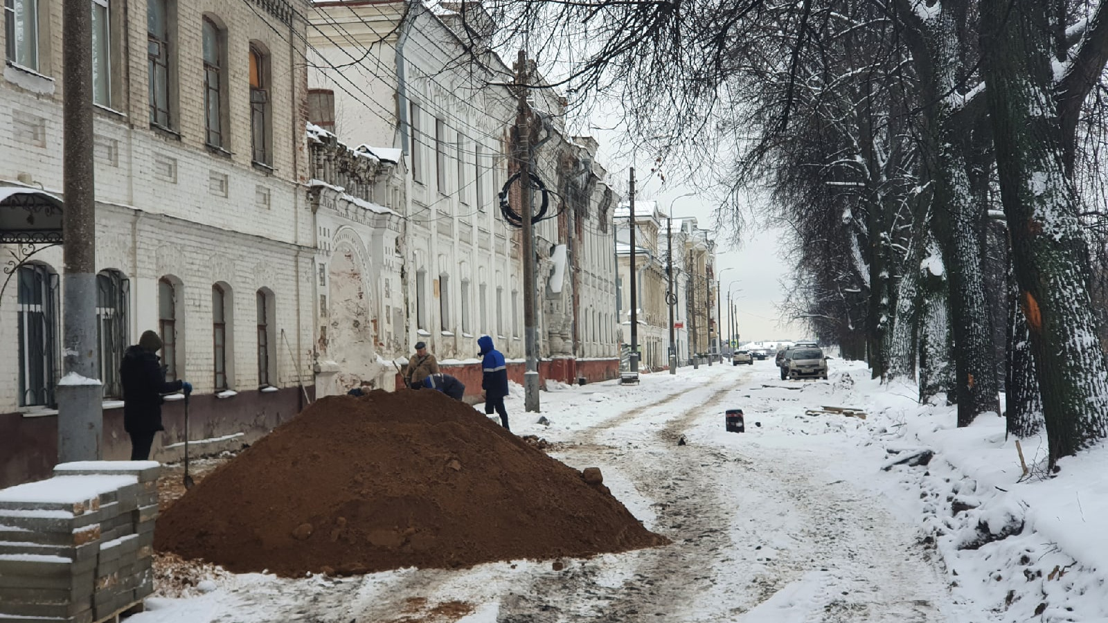 «Дорогой подарок городу»: в Ярославле расторгнут контракт с судимым подрядчиком, провалившим ремонт