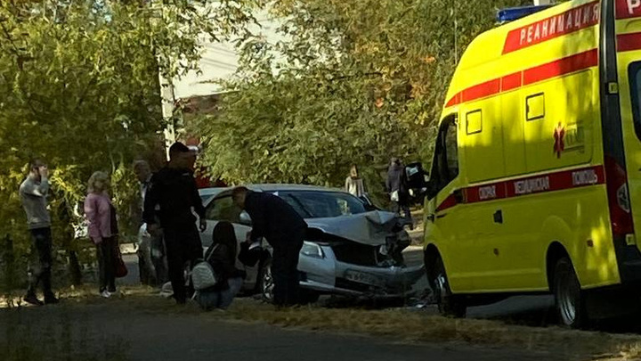 Два автомобиля столкнулись в центре Читы, пострадавших осматривают врачи