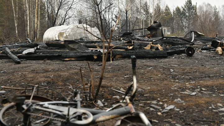 «Было очень страшно». Фоторепортаж из поселка, из-за которого Екатеринбург накрыло смогом
