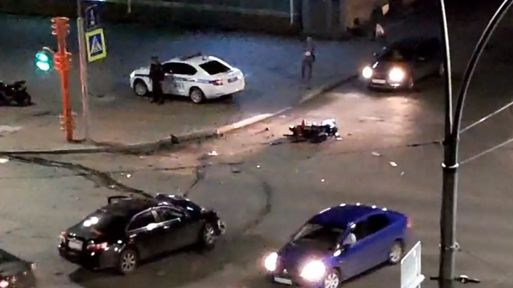 На проспекте Ленина в Кемерове столкнулись легковушка и мотоцикл: что известно на данный момент