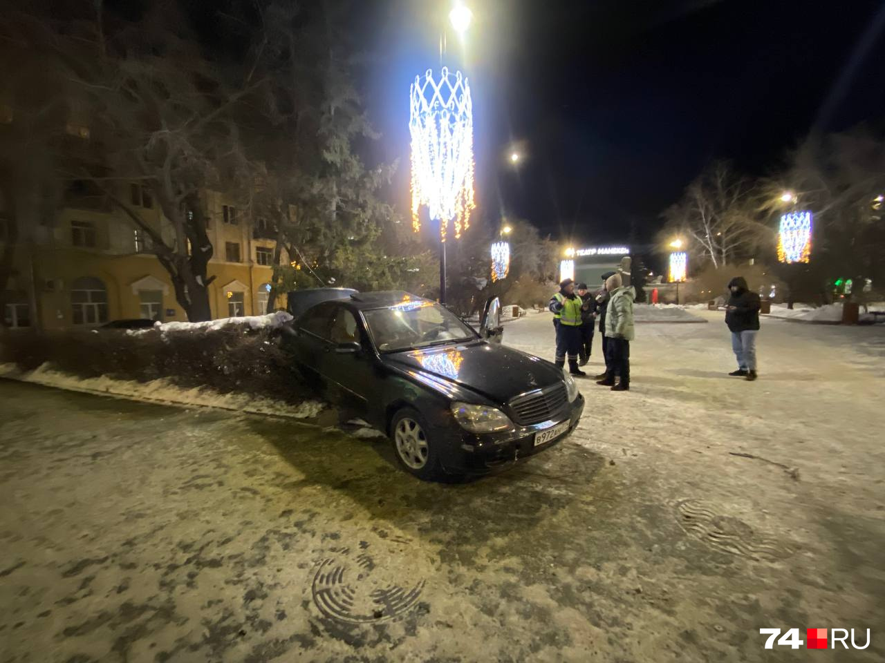 Обе машины пролетели через тротуар и остановились уже в сквере Обе машины пролетели через тротуар и остановились уже в сквере