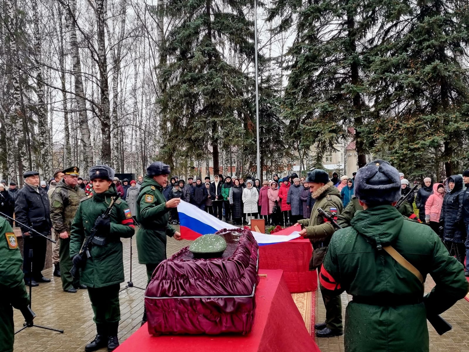 прощание с военнослужащими погибшими на украине. похороны солдат афганцев. прощание с солдатом. похороны военнослужащего. прощание с солдатом.