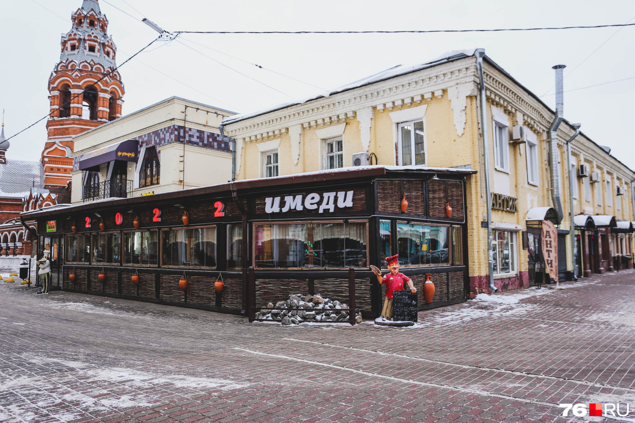 Внутри этой пристройки — грузинский ресторан Внутри этой пристройки — грузинский ресторан
