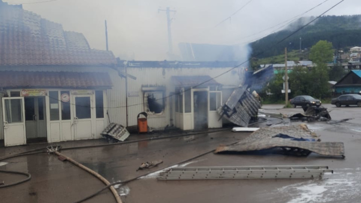 Торговая база сгорела утром в Усть-Куте — площадь пожара составила 200 квадратных метров