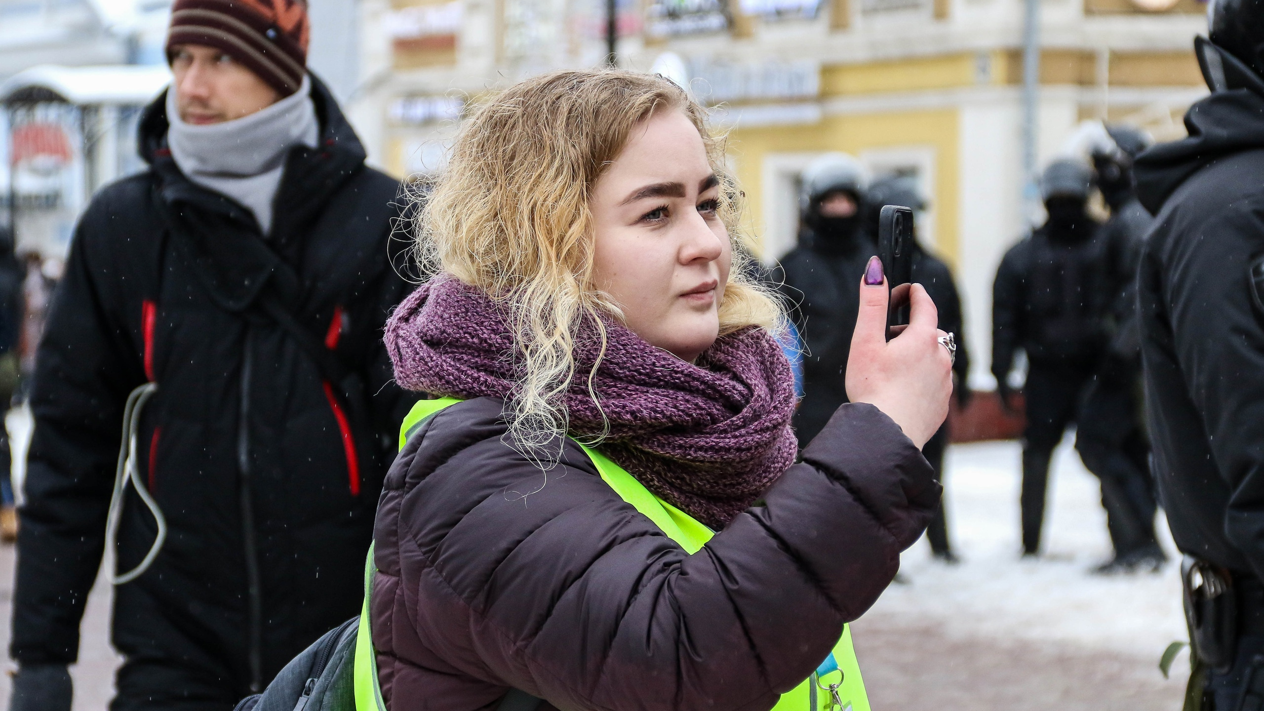 Дочь журналистки Славиной получила повестку после одиночного пикета в память матери
