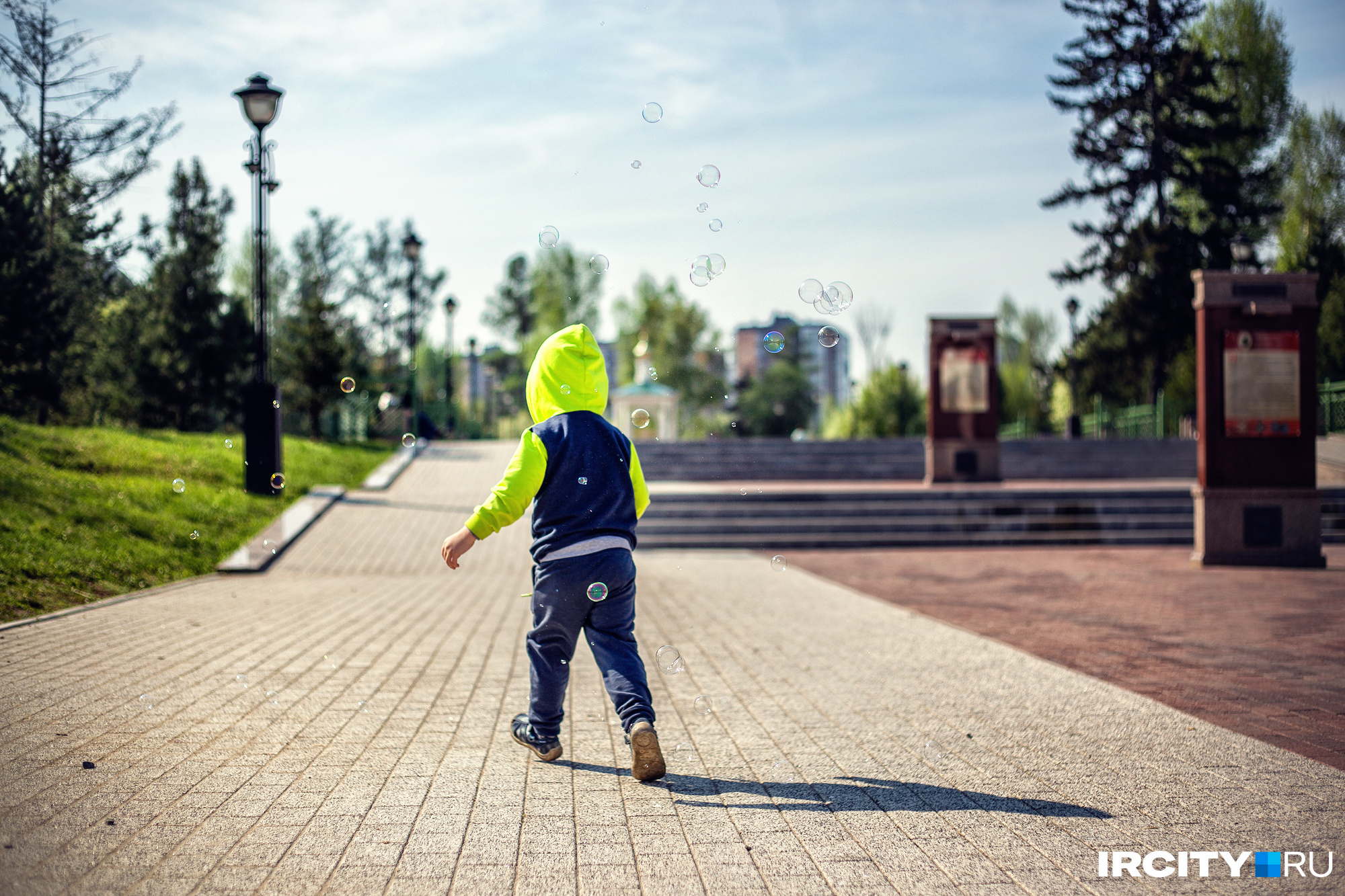 дети улицы. ребенок один в городе. ребенок потерялся город. ребенок потерялся и плачет. ребенок потерялся город.