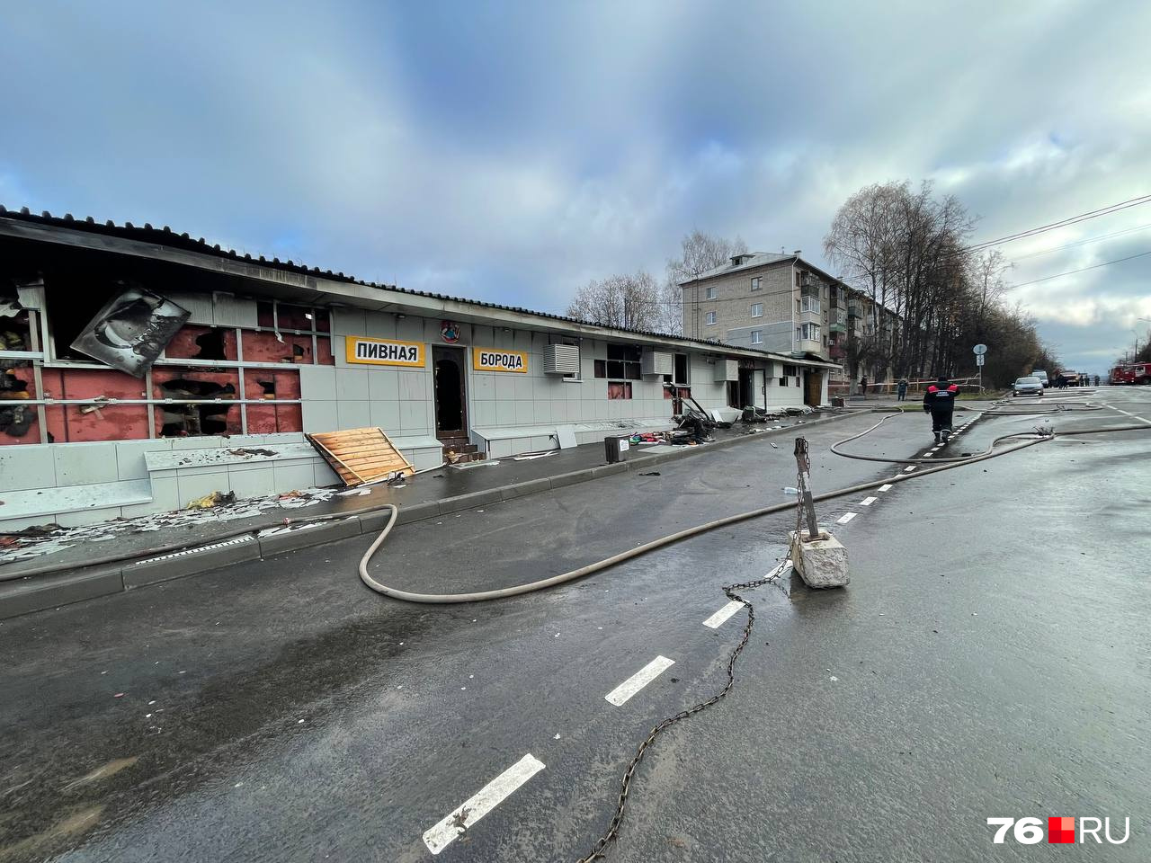 Рядом с торговым центром — жилые дома Рядом с торговым центром — жилые дома