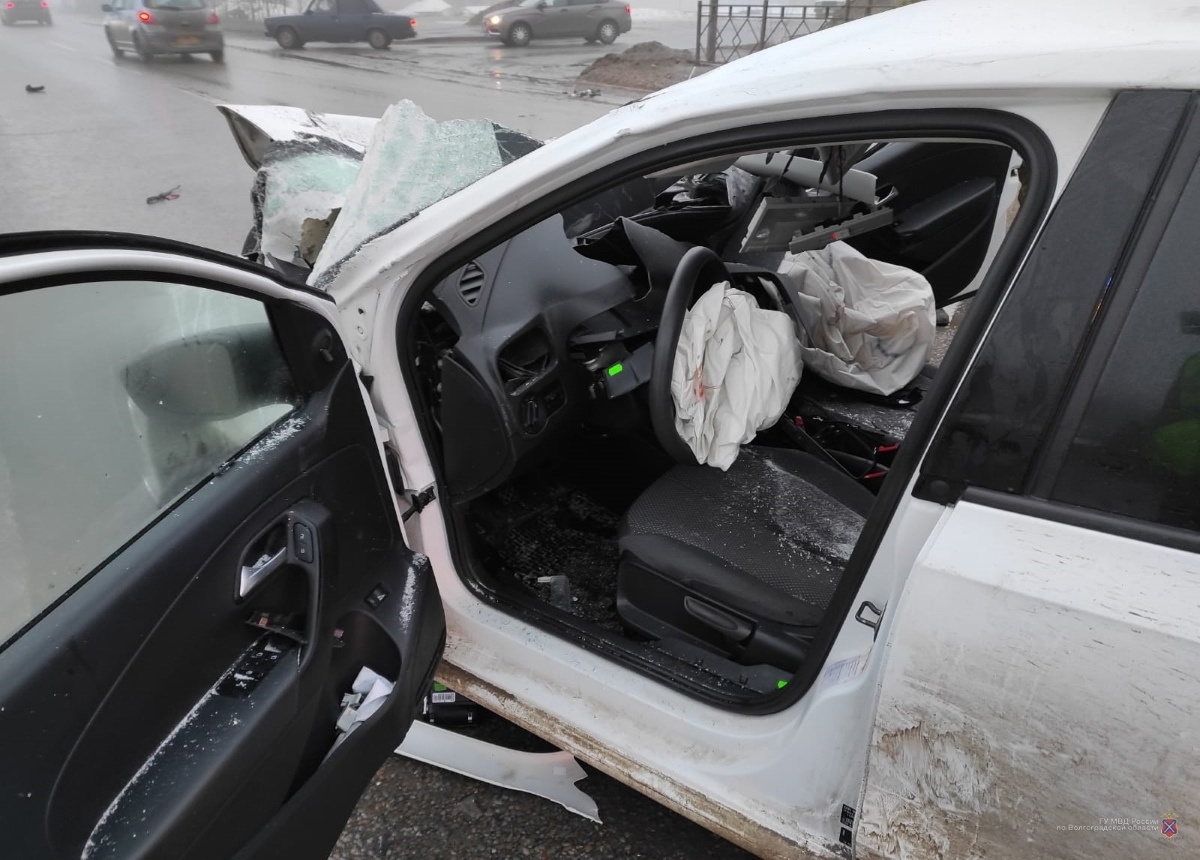Передняя часть автомобиля в результате аварии оказалась снесена Передняя часть автомобиля в результате аварии оказалась снесена