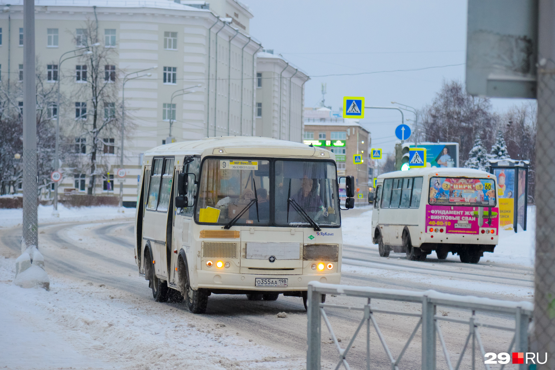 К полудню автобусы начали ездить активнее — <a href="https://29.ru/text/gorod/2021/12/31/70355423/?utm_source=vk&utm_medium=social&utm_campaign=29" class="_" target="_blank">вот по какому расписанию они сегодня работают</a>