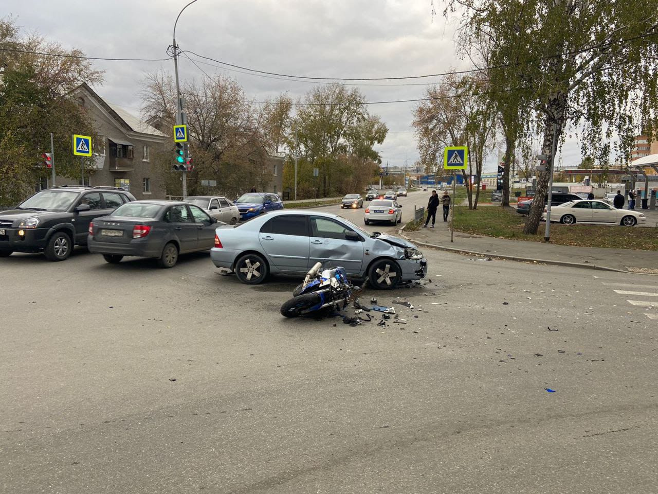 В Екатеринбурге иномарка влетела в 18-летнего мотоциклиста. Байкер в больнице