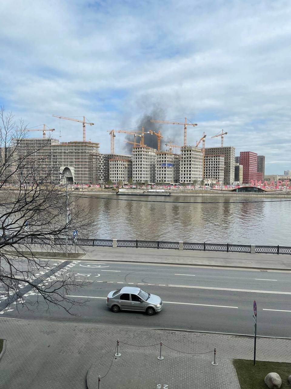 Пользователи сфотографировали пожар с противоположной стороны набережной