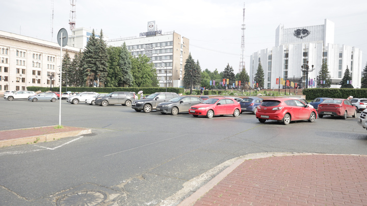 Чиновники рассказали, когда начнут брать деньги за парковку в центре Челябинска