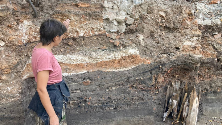 Тюменские археологи копают за круглой баней: они нашли огромный сундук, монеты 1812 года и красивую посуду