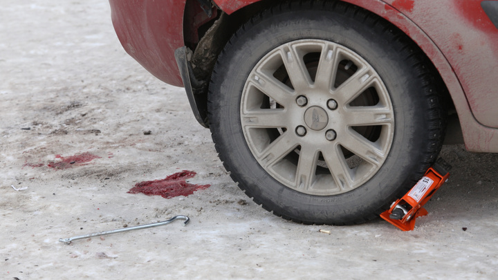 В Кемерове две легковушки лоб в лоб столкнулись с фурой, в аварии пострадала 9-летняя девочка