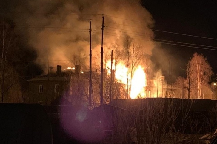 Пожар в доме 11 на улице Михаила Новова было видно в ту ночь издалека