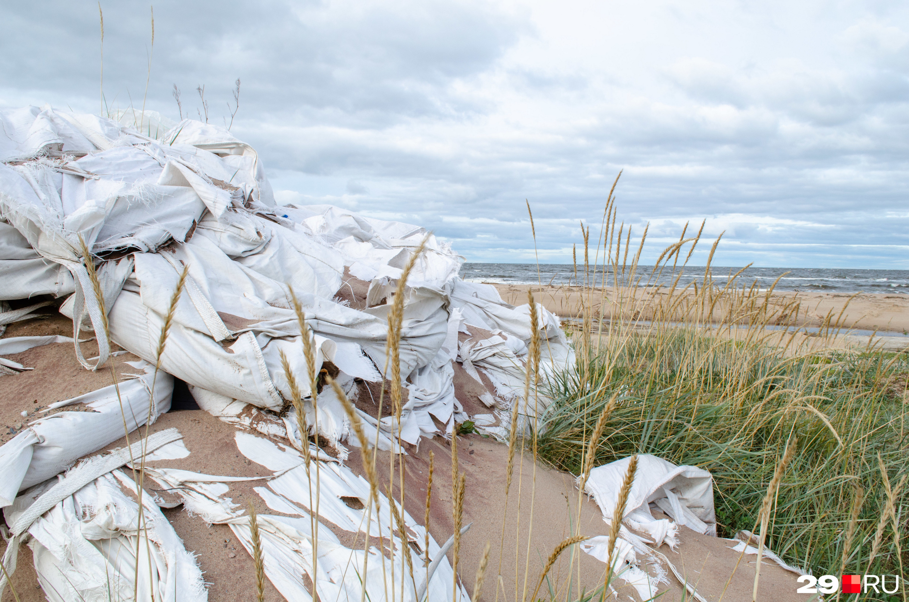 Мешки с уже заготовленным песком лежат прямо на берегу