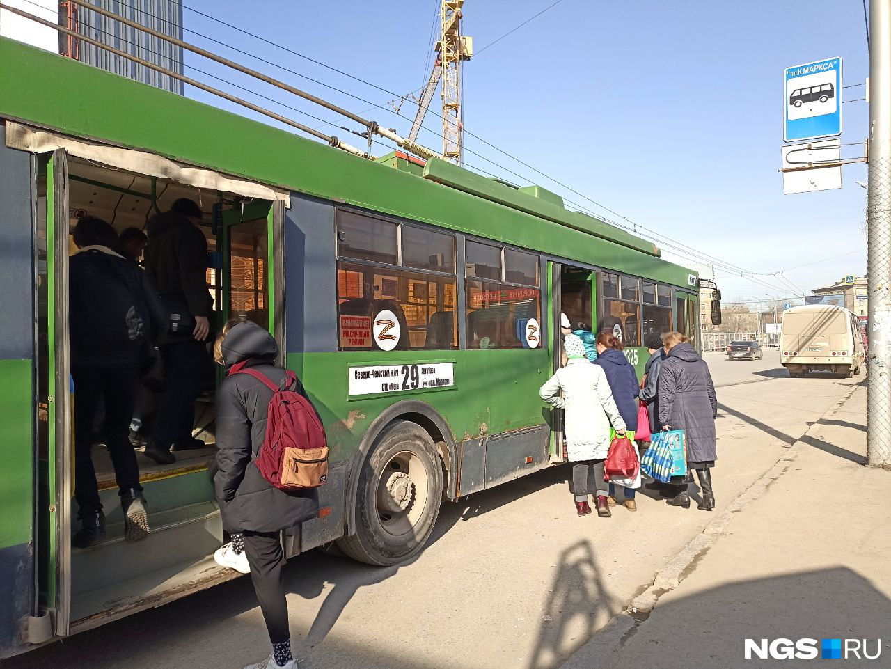 В час пик на маршруте должно быть 6 троллейбусов В час пик на маршруте должно быть 6 троллейбусов