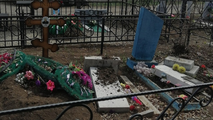 В Магнитогорске устроили погром на кладбище