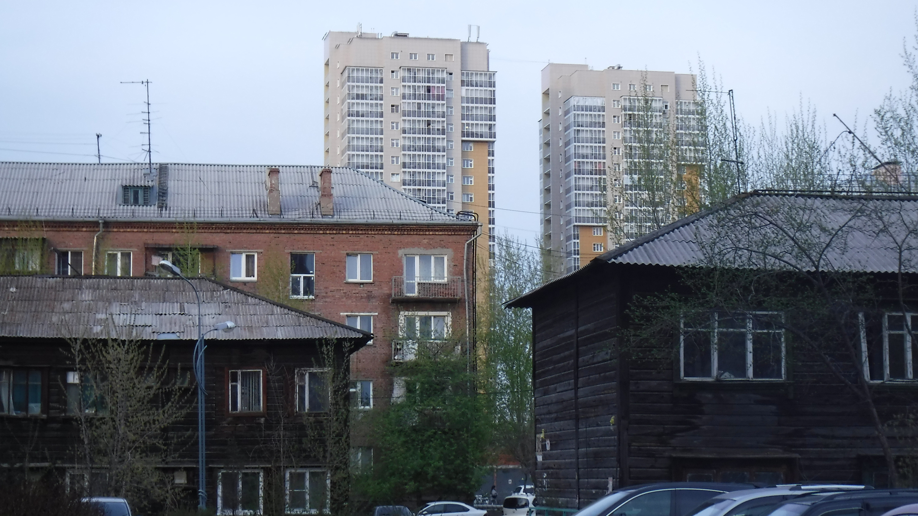 «В хрущевках тоже живут люди! Нам тоже нужен двор!»: почему жители правого берега Красноярска готовы митинговать