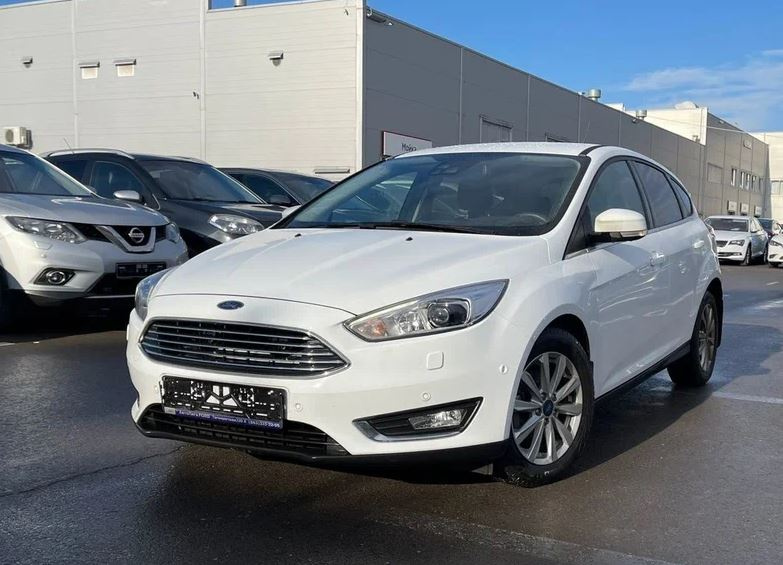 У этого <a href="https://auto.ru/cars/used/sale/ford/focus/1106127560-26b37706/?from=news&utm_source=hsd&utm_medium=contract&utm_campaign=autosgp" io-leave-page" target="_blank">четырехлетнего Ford Focus</a> ценник новой машины и заявленный пробег в 16 тысяч километров. Его салон выглядит неплохо, но машина в любом случае нуждается в проверке: на сайте Аuto.ru доступы данные о реальном пробеге