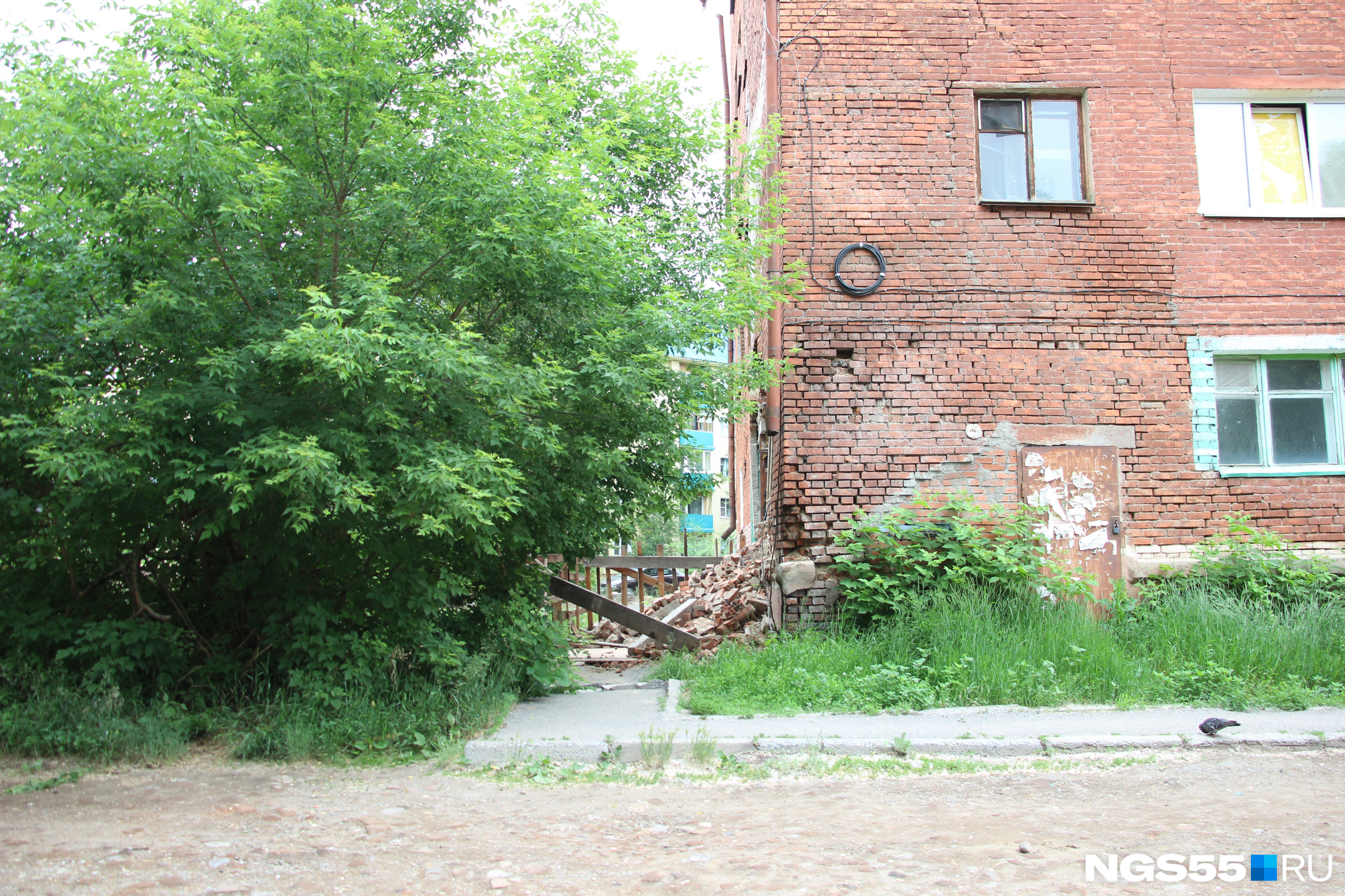 Осыпается кирпичная стена в гараже что делать