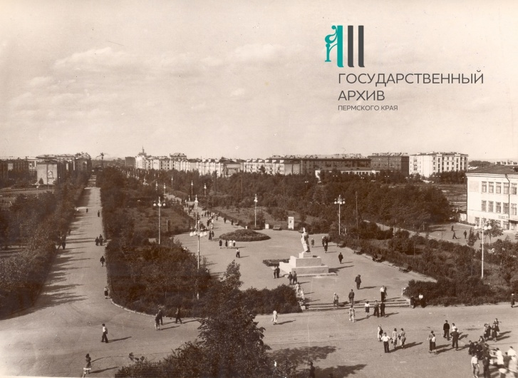 Общий вид на эту же аллею — проспект Сталина. Фото сделано примерно в 1940–1950-е годы Общий вид на эту же аллею — проспект Сталина. Фото сделано примерно в 1940–1950-е годы