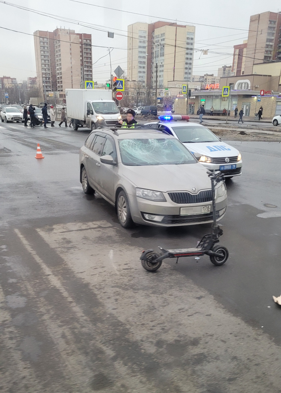 Самокатчики угодили под машину на перекрестке Бухарестской и Олеко Дундича  - 2 марта 2022 - ФОНТАНКА.ру