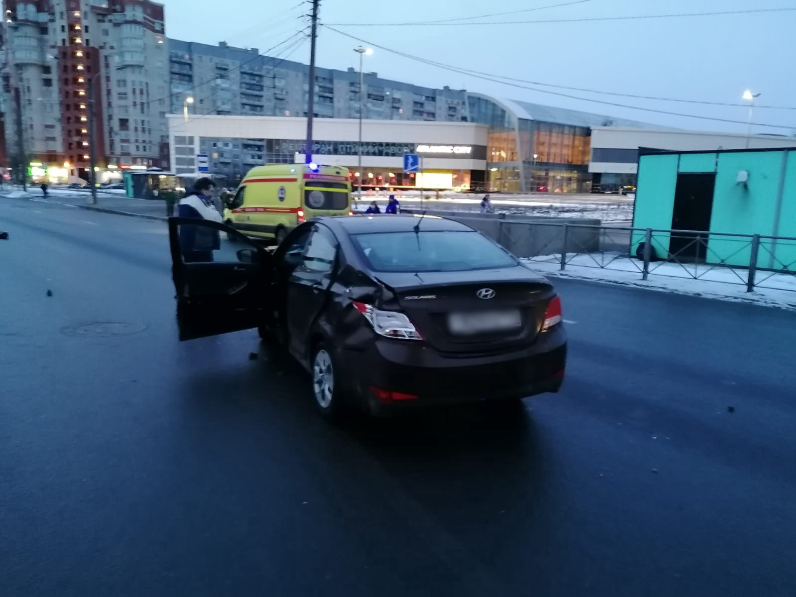 Пешеходный переход на Савушкина, где раньше машины улетали под землю, снова  подвергся атаке - 7 апреля 2022 - ФОНТАНКА.ру