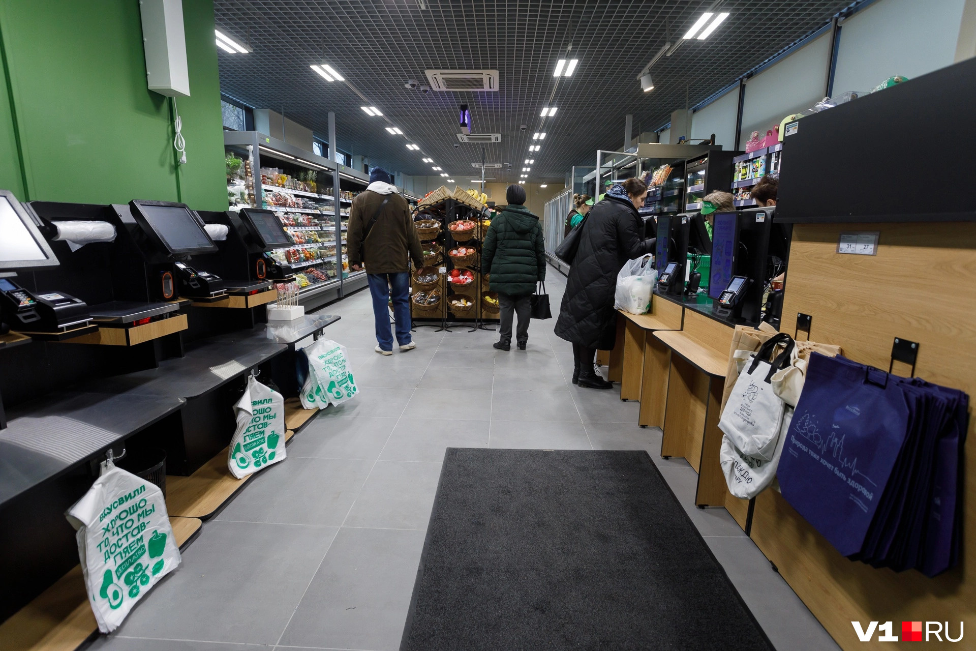 Несмотря на то что магазин «ВкусВилл» уже был в центре города в соседнем здании, горожане будто ждали открытия Несмотря на то что магазин «ВкусВилл» уже был в центре города в соседнем здании, горожане будто ждали открытия