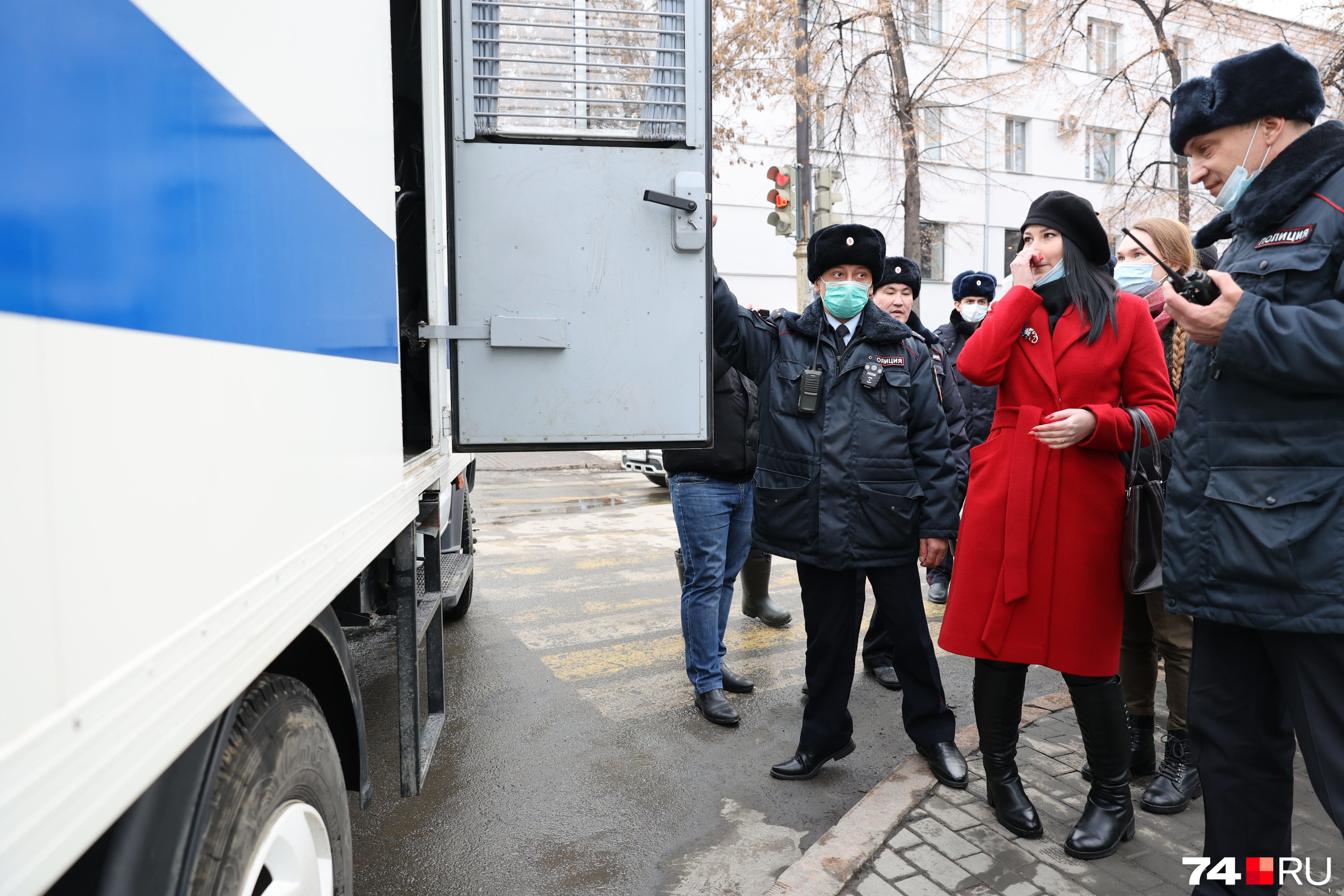 Полицейские предложили девушкам проследовать в автозак Полицейские предложили девушкам проследовать в автозак